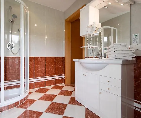 Otel Irmgard Strass im Attergau